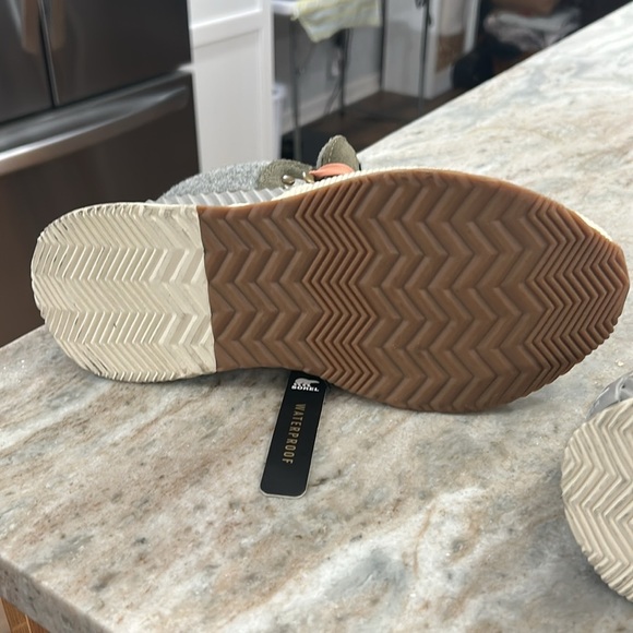 SOREL OUT N ABOUT CONQUEST BOOT
Size 7 NWT green,cream, coral,gray waterproof - Picture 10 of 16